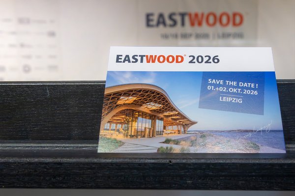 eine Werbepostkarte steht im Hörsaal