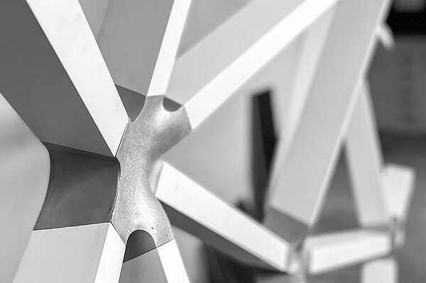 Der InNoFa-Demonstrator besteht aus 44 standardisierten Stäben und zwölf 3D-gedruckten, individuell geformten Knotenverbindungen aus Aluminium. 
