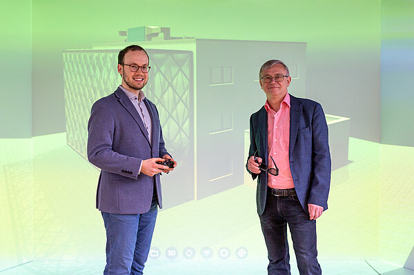 Tom Radisch und Prof. Ulrich Möller stehen in der Cave der HTWK Leipzig, einem 360-Grad-Projektionsraum